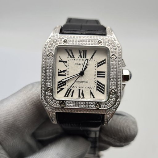 Часы картье копии. Cartier Santos 100 2878. Часы Cartier Santos 100 large. Cartier Santos 100 Swarovski Price. Cartier Santos de Cartier.